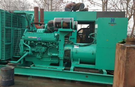 新巴尔虎右发电机组如何判断水冷式机油散热器内部是否需要清洗？