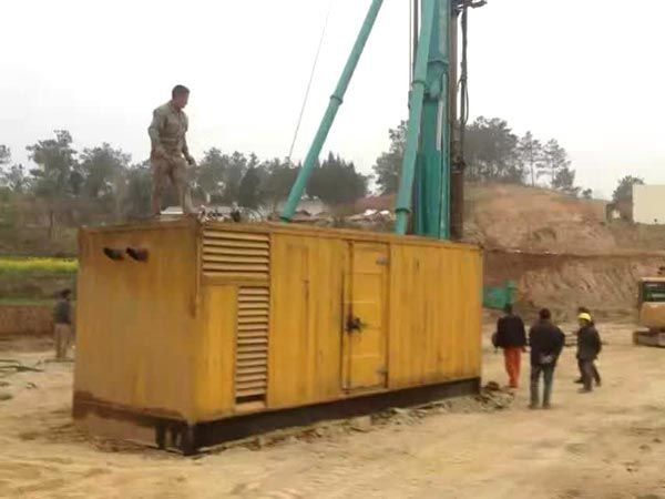 新巴尔虎右如何判断水冷式机油散热器密封件是否需要更换？